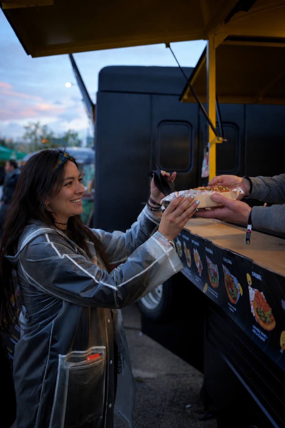 Entregando comida en la barra del food truck