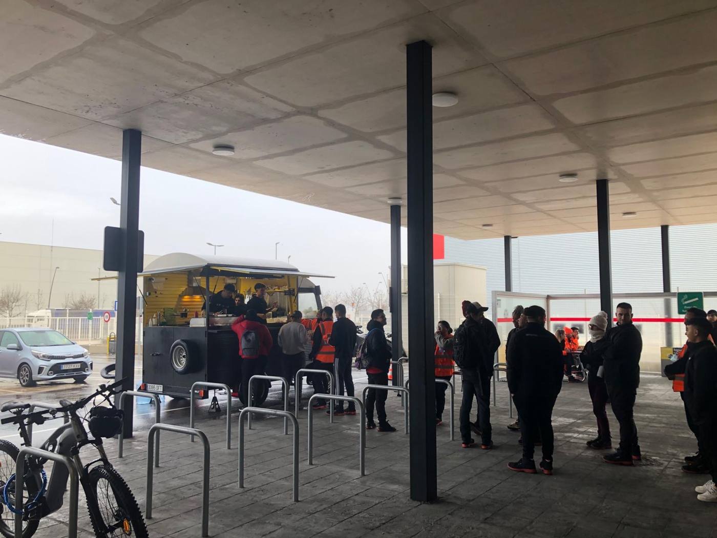 Trabajadores de una empresa haciendo cola en el food truck