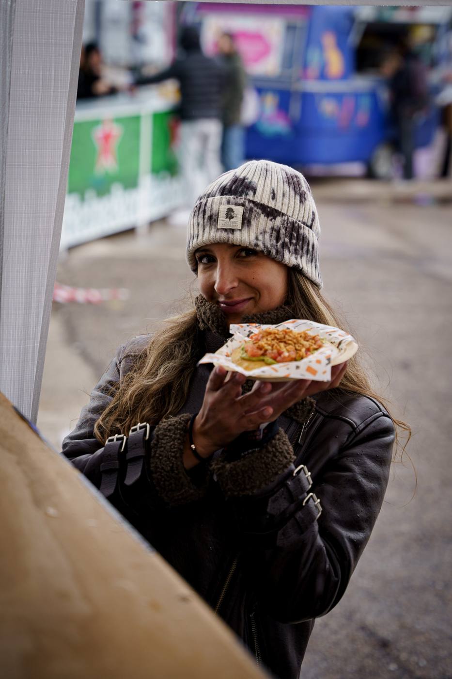 Invitada mostrando su plato recién servido