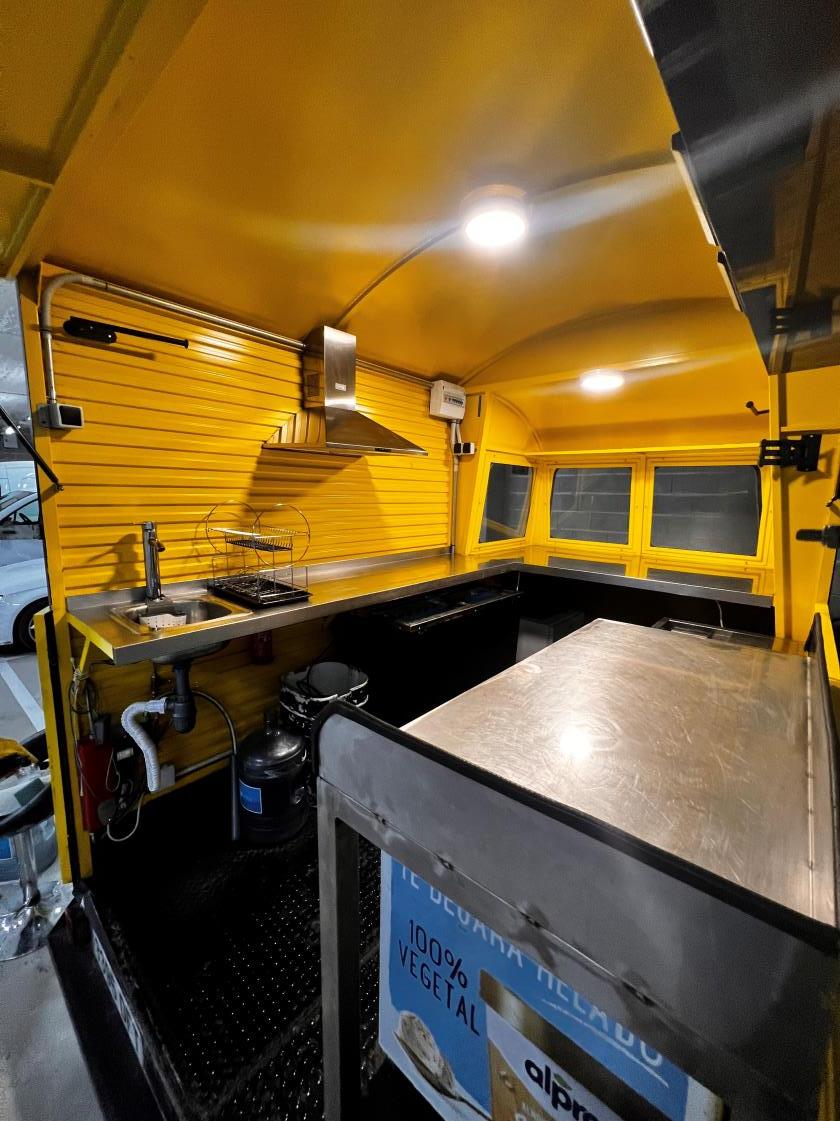 Fregadero con agua caliente y mesa inox